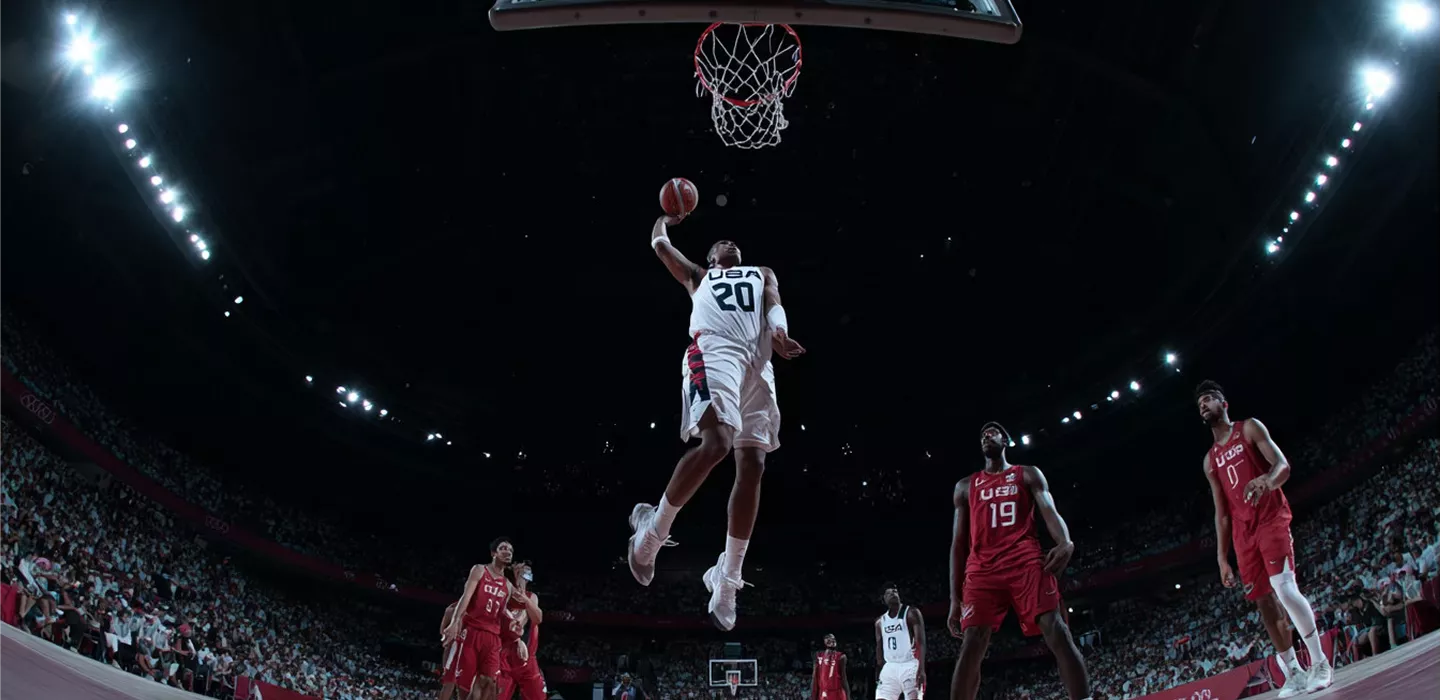 Amerikalı basketbolcu muhteşem bir smaç yapıyor, 1xbet canlı bahis seçenekleriyle bu anın heyecanını katlıyor. 1xbet giriş sayesinde maçı anbean izleyebilir, 1xbet güncel oranlarla kazanç fırsatlarını değerlendirebilirsiniz.